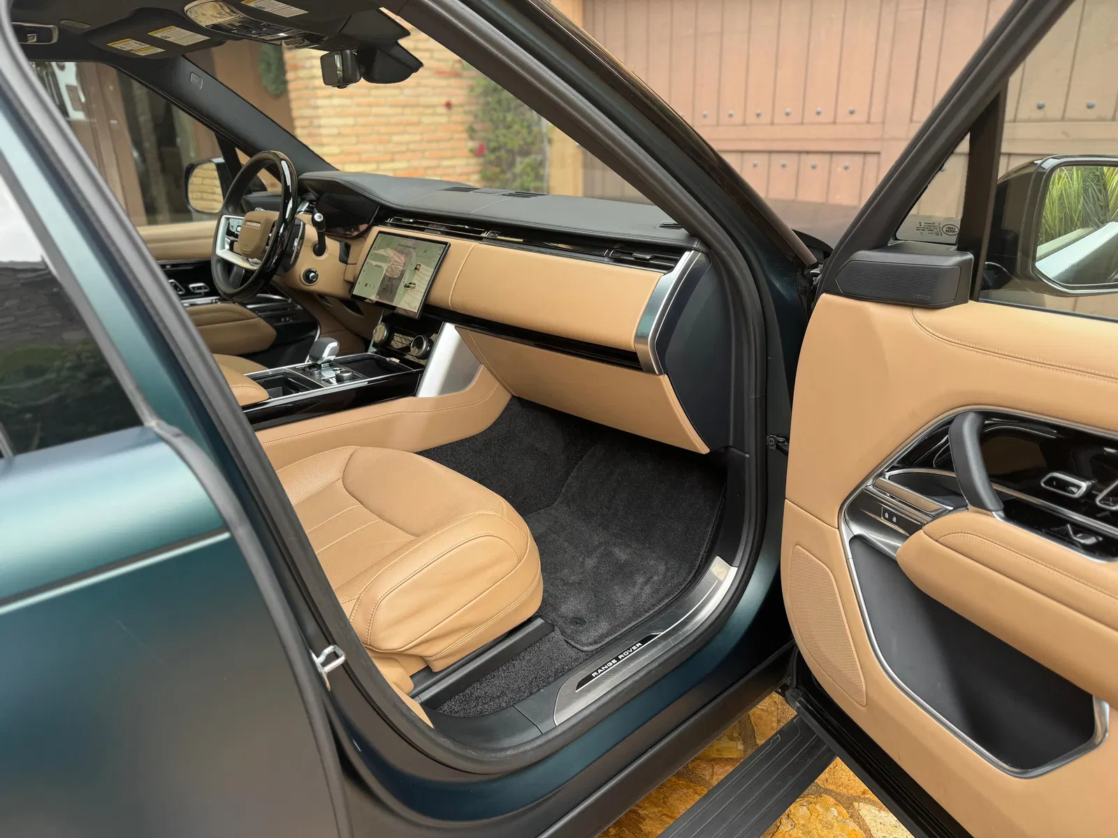 2023 Range Rover P530 SE LWB - Twin-Turbo V8, AWD, Premium Interior Upgrade and Technology Packs, Unmodified