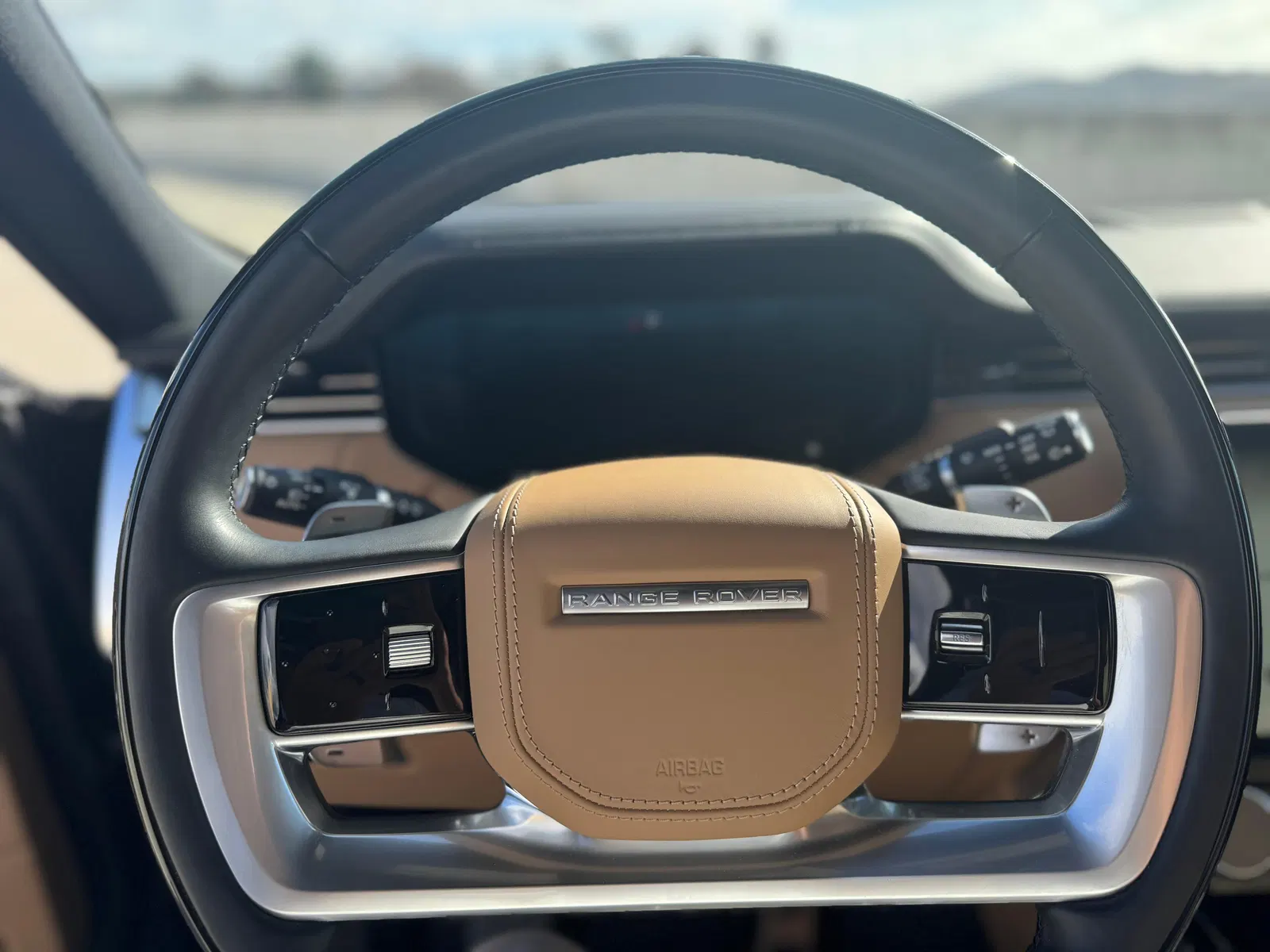 2023 Range Rover P530 SE LWB - Twin-Turbo V8, AWD, Premium Interior Upgrade and Technology Packs, Unmodified