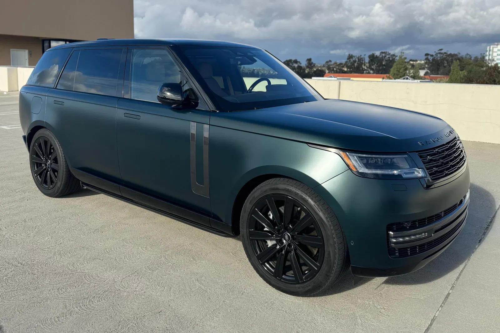 2023 Range Rover P530 SE LWB - Twin-Turbo V8, AWD, Premium Interior Upgrade and Technology Packs, Unmodified