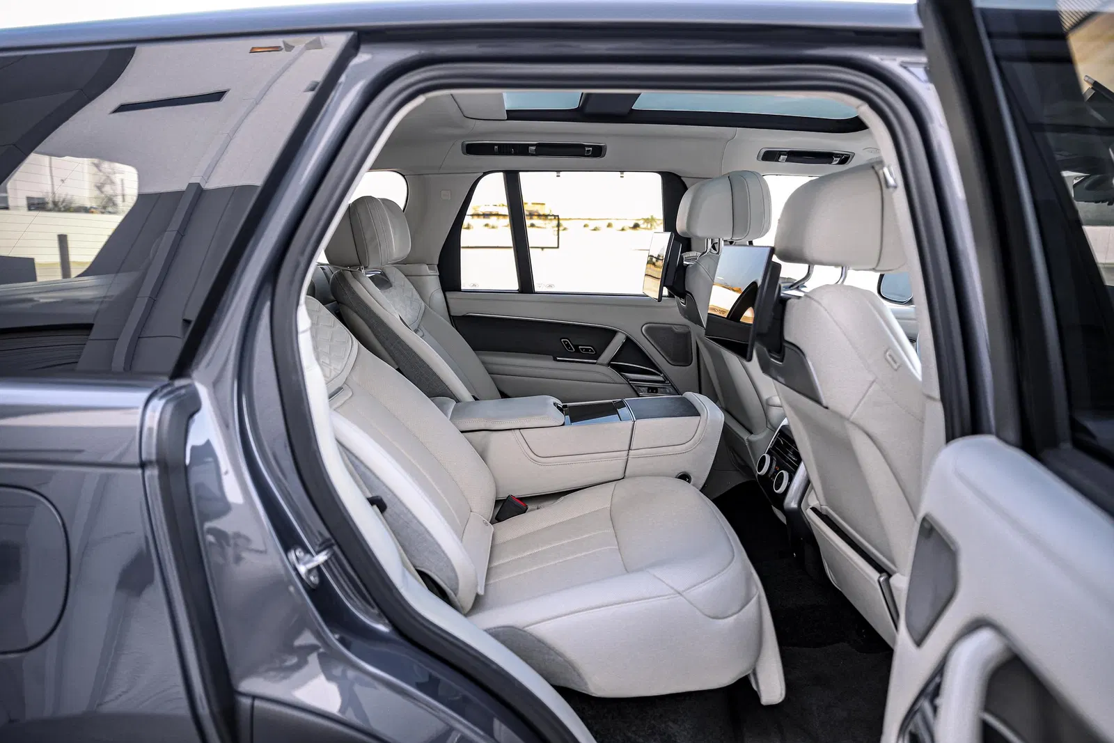 2023 Range Rover P530 SV - Twin-Turbo V8, AWD, Highly Equipped, Unmodified