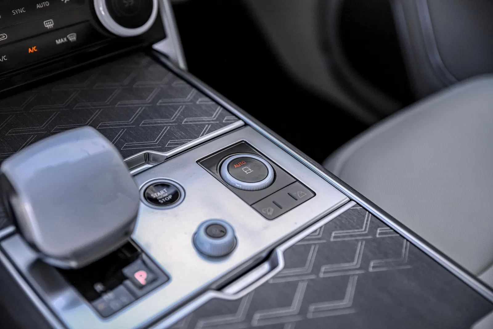 2023 Range Rover P530 SV - Twin-Turbo V8, AWD, Highly Equipped, Unmodified