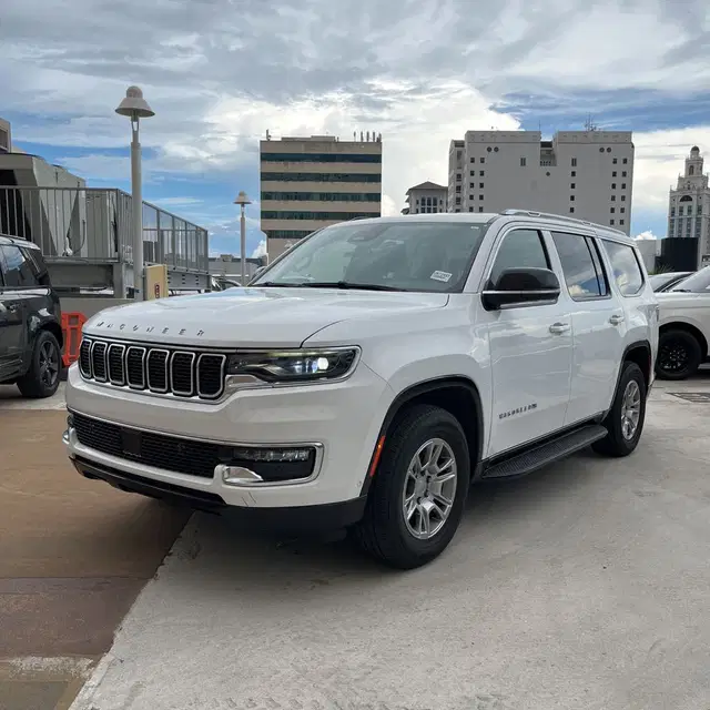 2023 Jeep Wagoneer Base