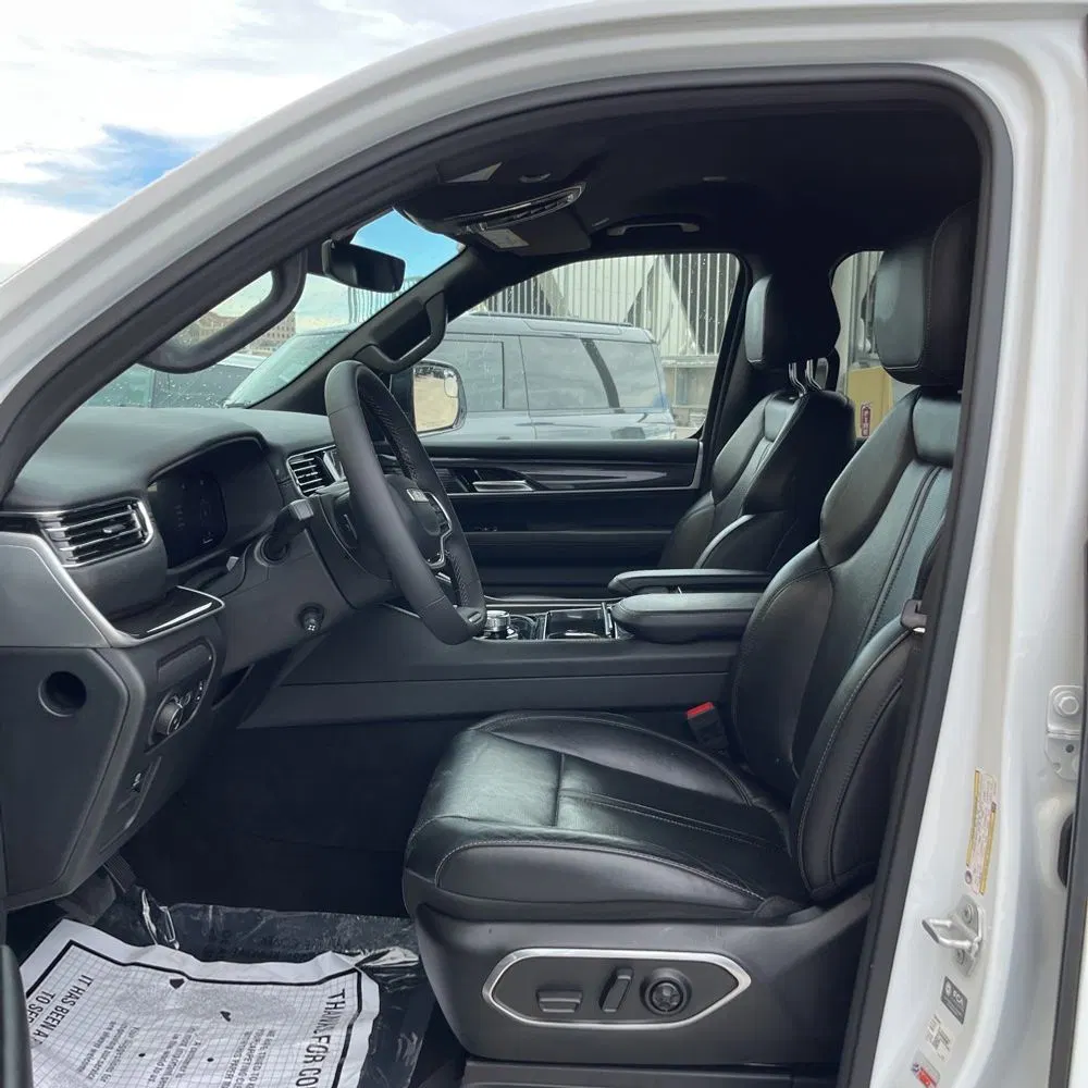 2023 Jeep Wagoneer Base