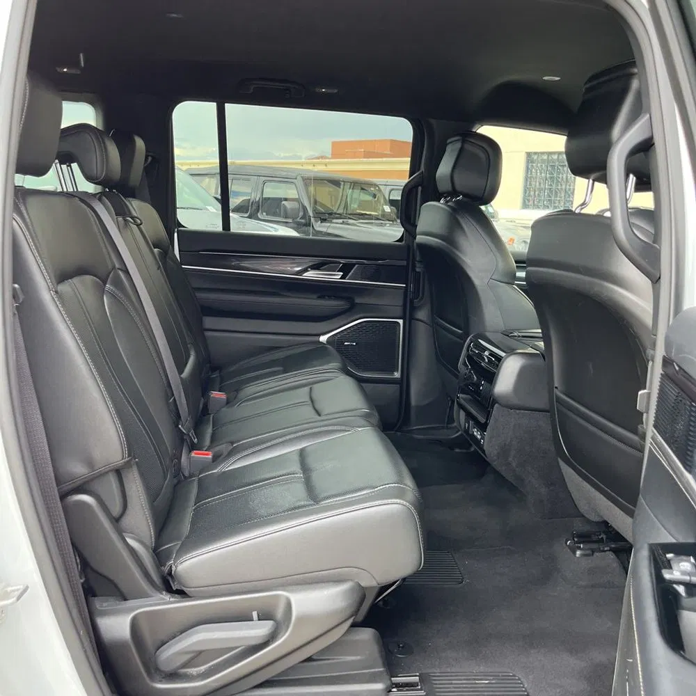 2023 Jeep Wagoneer Base