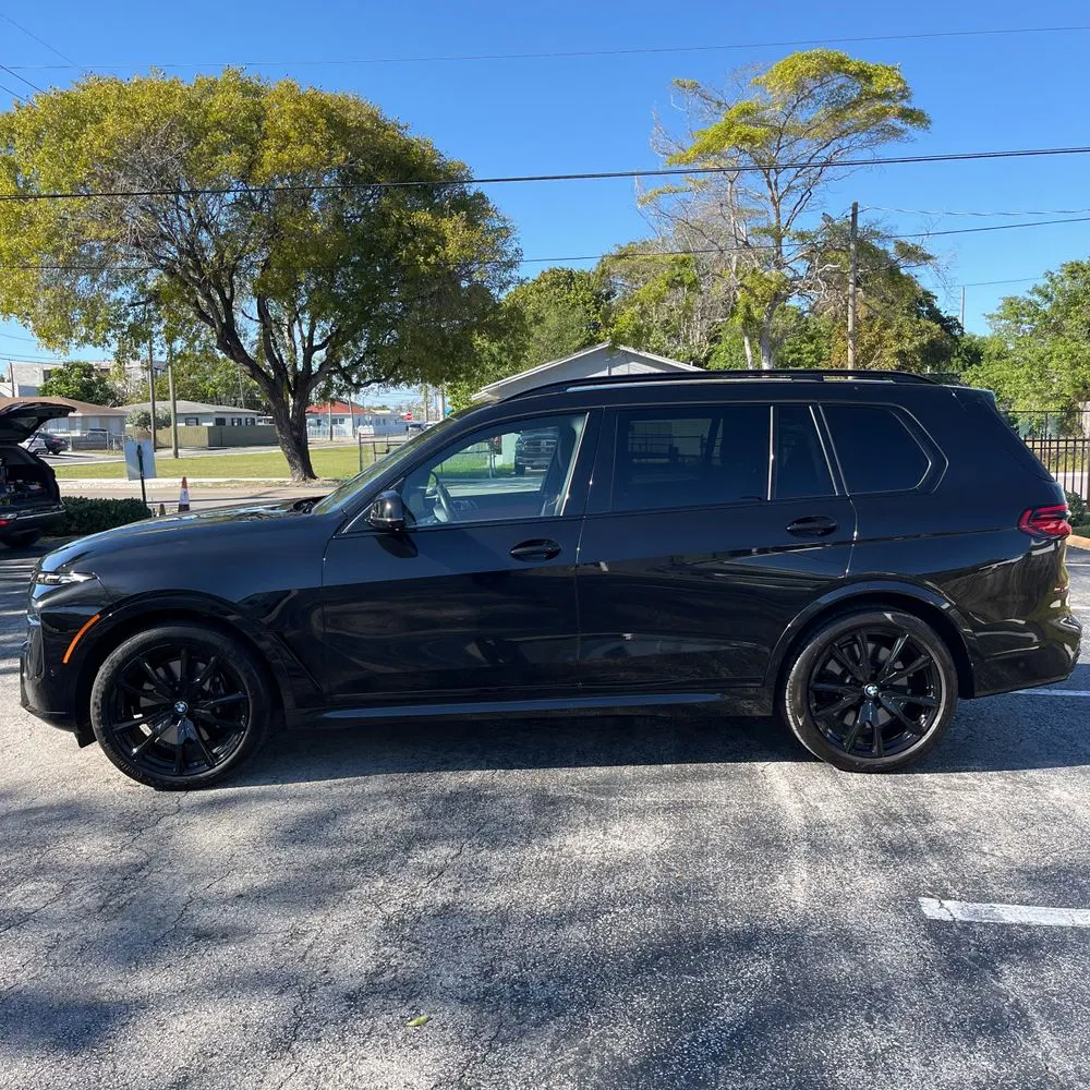 2023 BMW X7 M60i