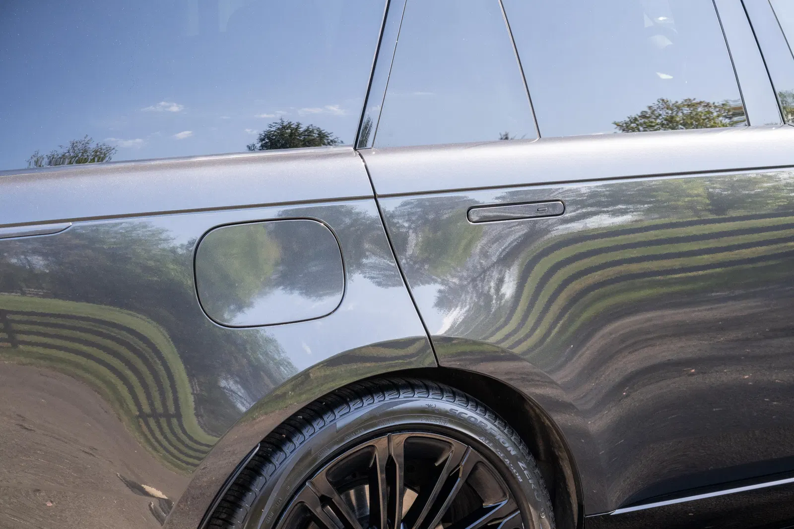 2024 Range Rover P530 SE  - 523-hp Twin-Turbo V8, AWD, Highly-Equipped, Unmodified