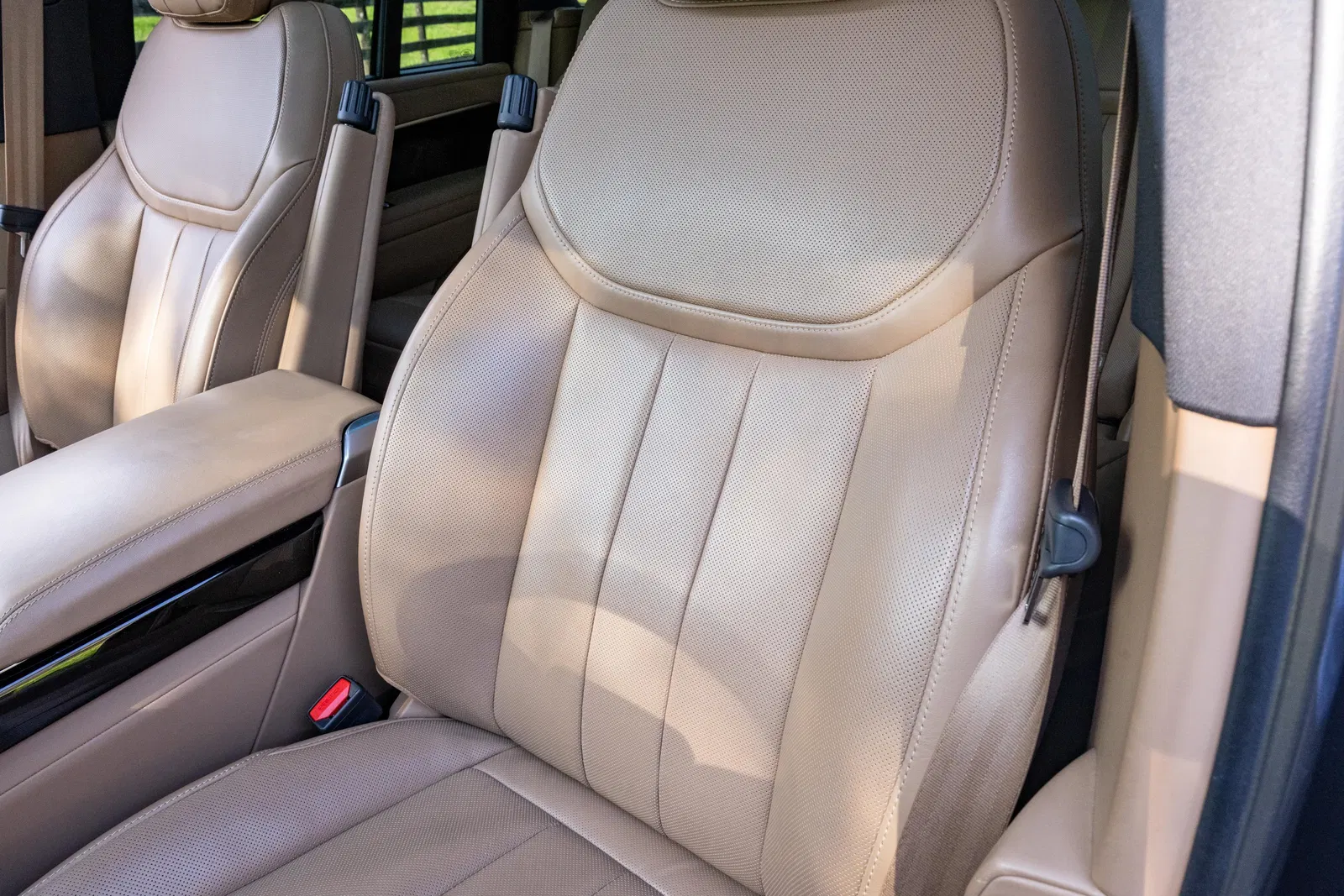 2024 Range Rover P530 SE  - 523-hp Twin-Turbo V8, AWD, Highly-Equipped, Unmodified