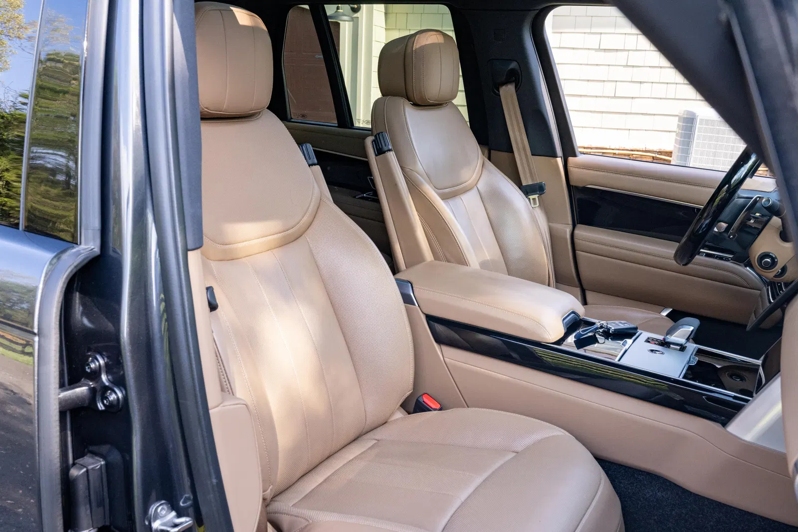 2024 Range Rover P530 SE  - 523-hp Twin-Turbo V8, AWD, Highly-Equipped, Unmodified