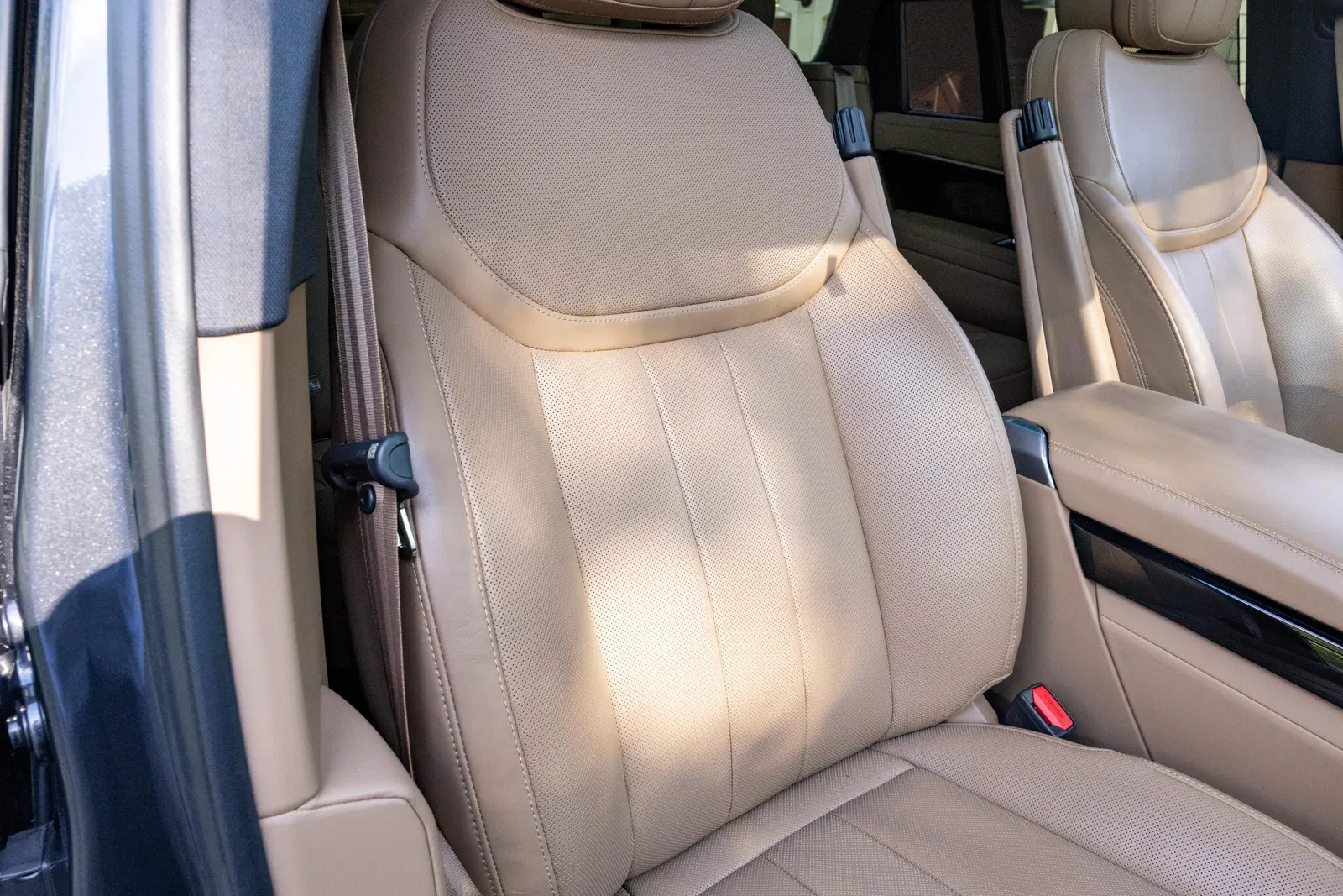 2024 Range Rover P530 SE  - 523-hp Twin-Turbo V8, AWD, Highly-Equipped, Unmodified