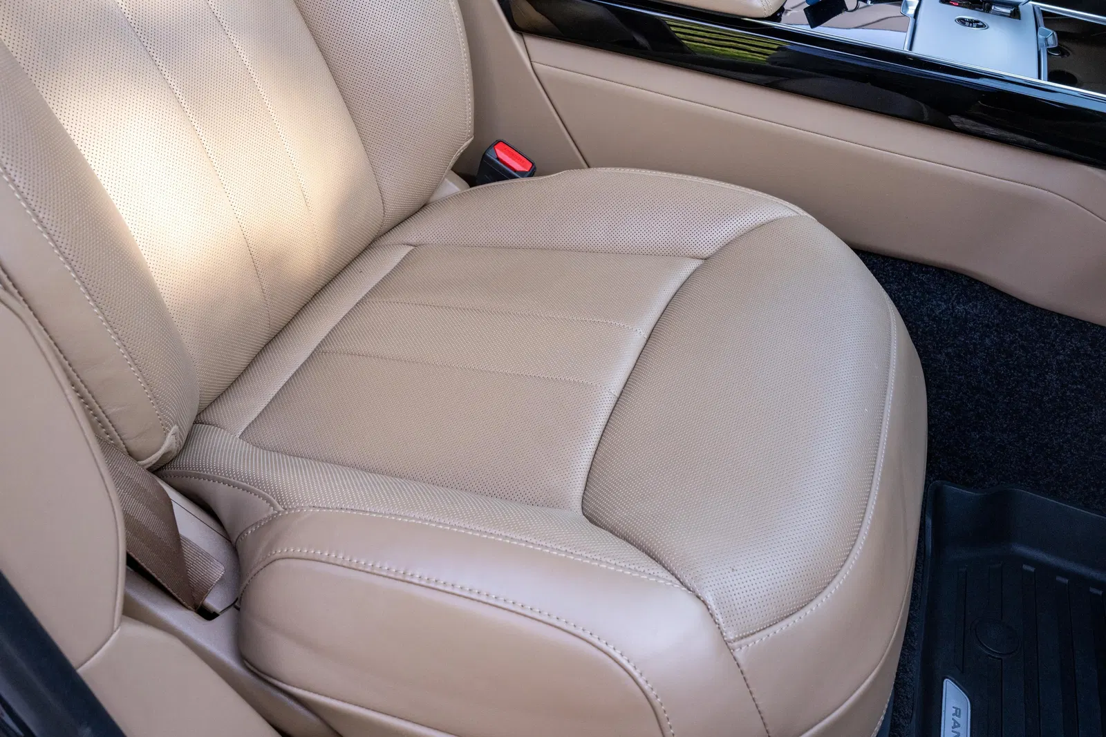 2024 Range Rover P530 SE  - 523-hp Twin-Turbo V8, AWD, Highly-Equipped, Unmodified