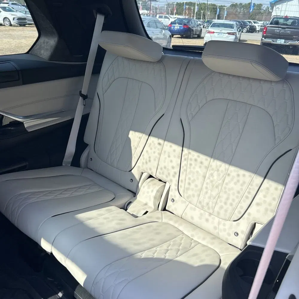 2023 BMW X7 M60i