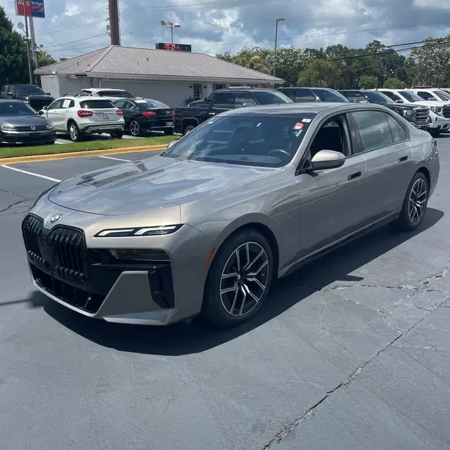 2023 BMW 7-Series 740i