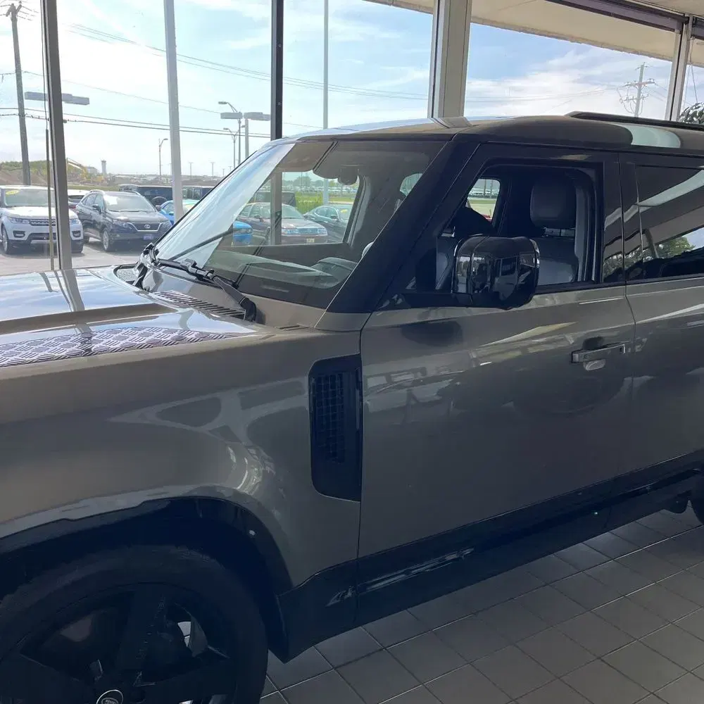 2023 Land Rover Defender 130 X-Dynamic SE