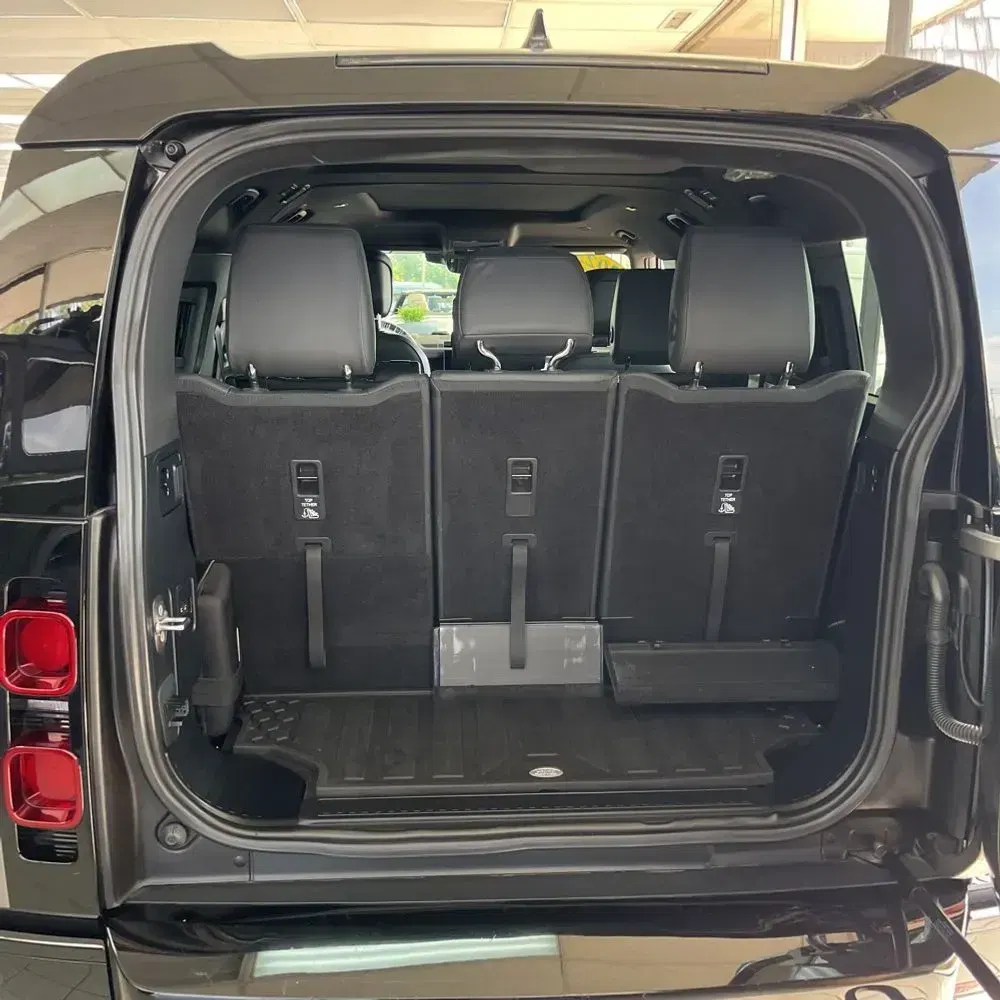 2023 Land Rover Defender 130 X-Dynamic SE