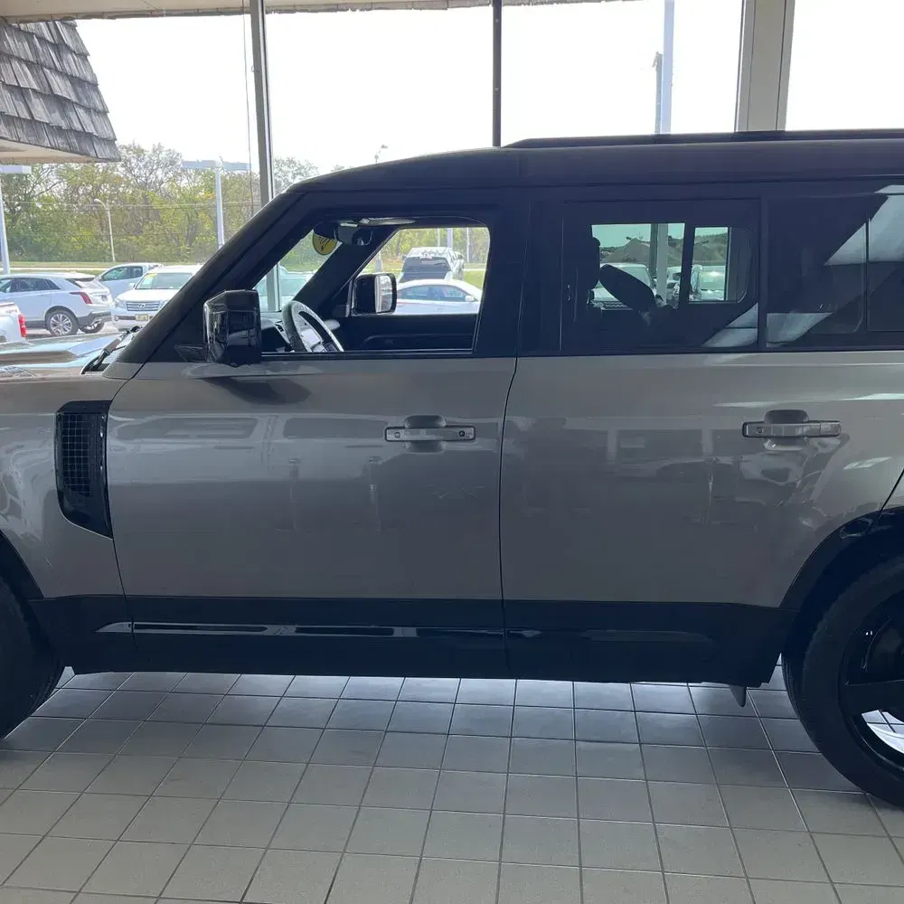 2023 Land Rover Defender 130 X-Dynamic SE