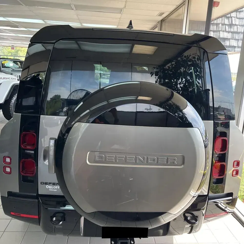 2023 Land Rover Defender 130 X-Dynamic SE