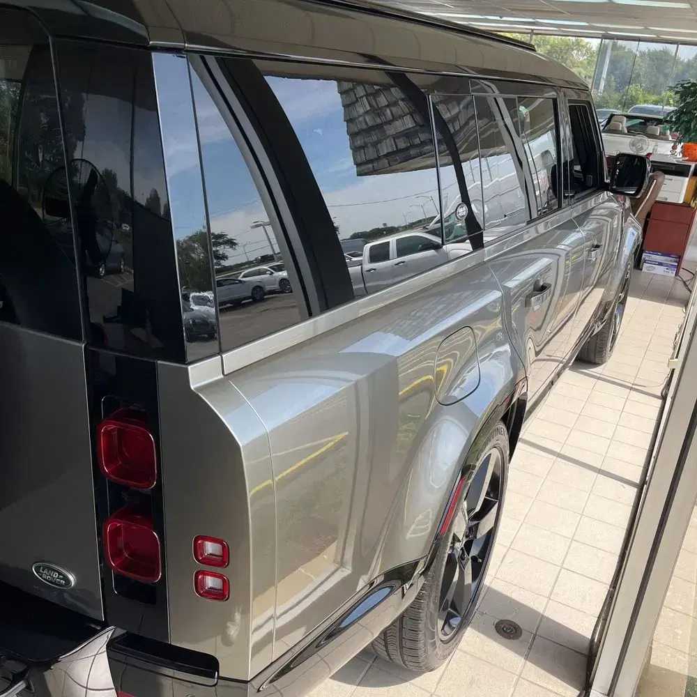 2023 Land Rover Defender 130 X-Dynamic SE