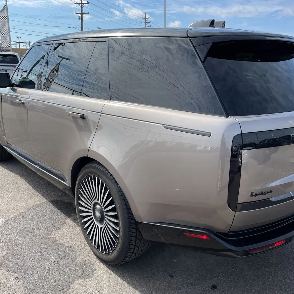 2023 Land Rover Range Rover P400 SE LWB