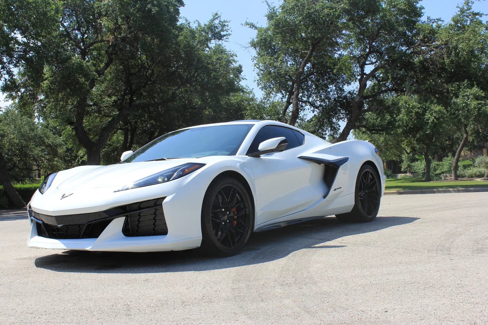 2023 Chevrolet Corvette Z06 - 670-hp LT6 V8, Carbon Fiber Removable Roof Panel, Arctic White