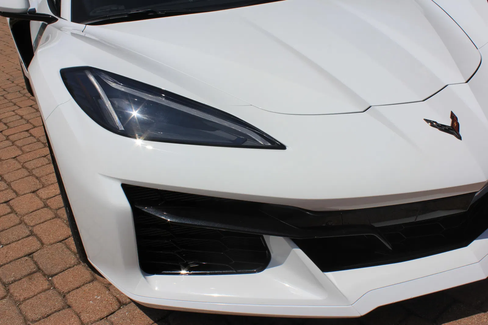 2023 Chevrolet Corvette Z06 - 670-hp LT6 V8, Carbon Fiber Removable Roof Panel, Arctic White