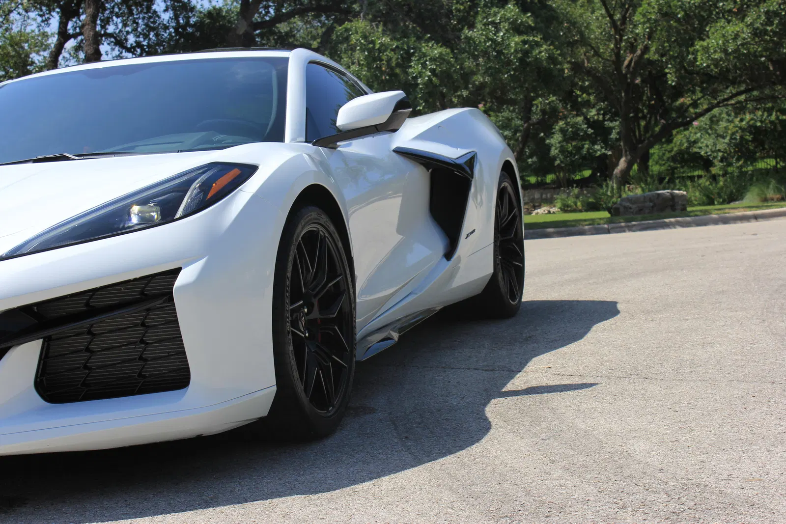 2023 Chevrolet Corvette Z06 - 670-hp LT6 V8, Carbon Fiber Removable Roof Panel, Arctic White