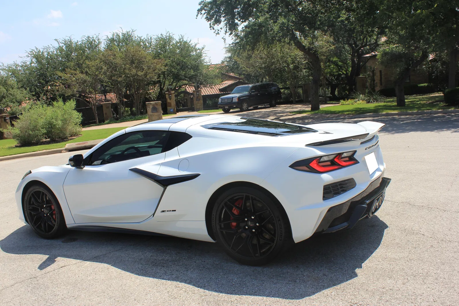 2023 Chevrolet Corvette Z06 - 670-hp LT6 V8, Carbon Fiber Removable Roof Panel, Arctic White