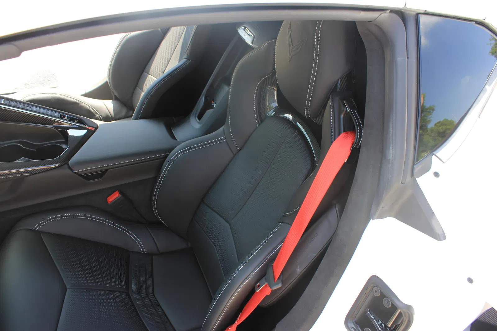 2023 Chevrolet Corvette Z06 - 670-hp LT6 V8, Carbon Fiber Removable Roof Panel, Arctic White