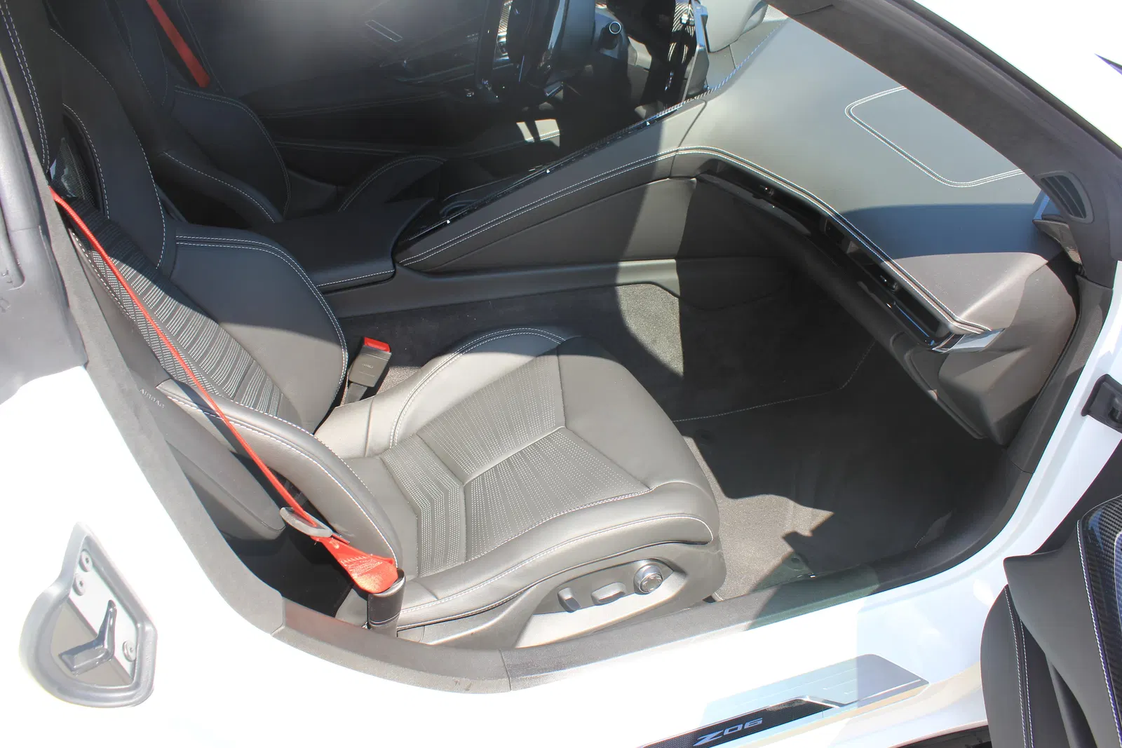 2023 Chevrolet Corvette Z06 - 670-hp LT6 V8, Carbon Fiber Removable Roof Panel, Arctic White