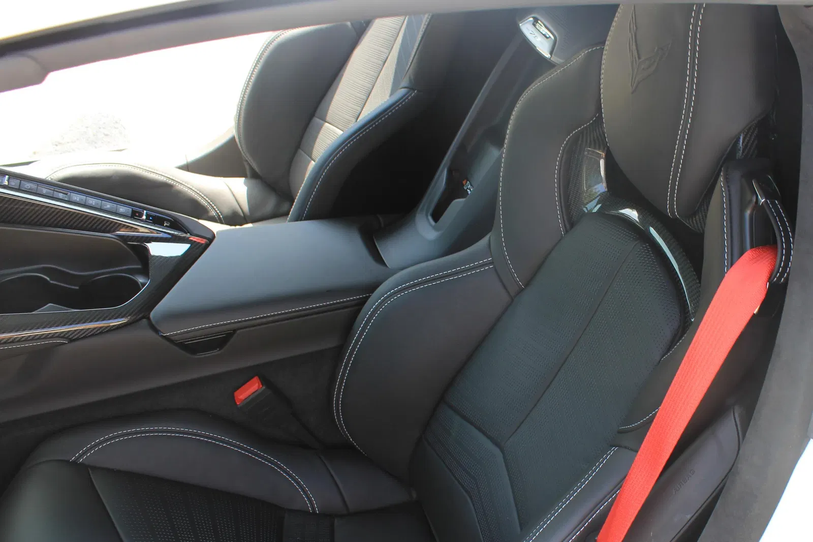 2023 Chevrolet Corvette Z06 - 670-hp LT6 V8, Carbon Fiber Removable Roof Panel, Arctic White
