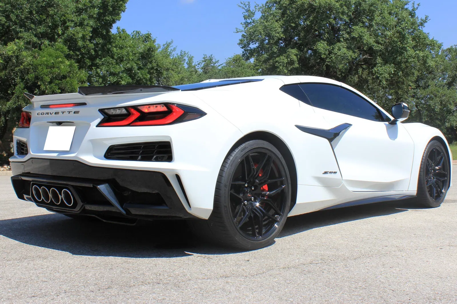 2023 Chevrolet Corvette Z06 - 670-hp LT6 V8, Carbon Fiber Removable Roof Panel, Arctic White