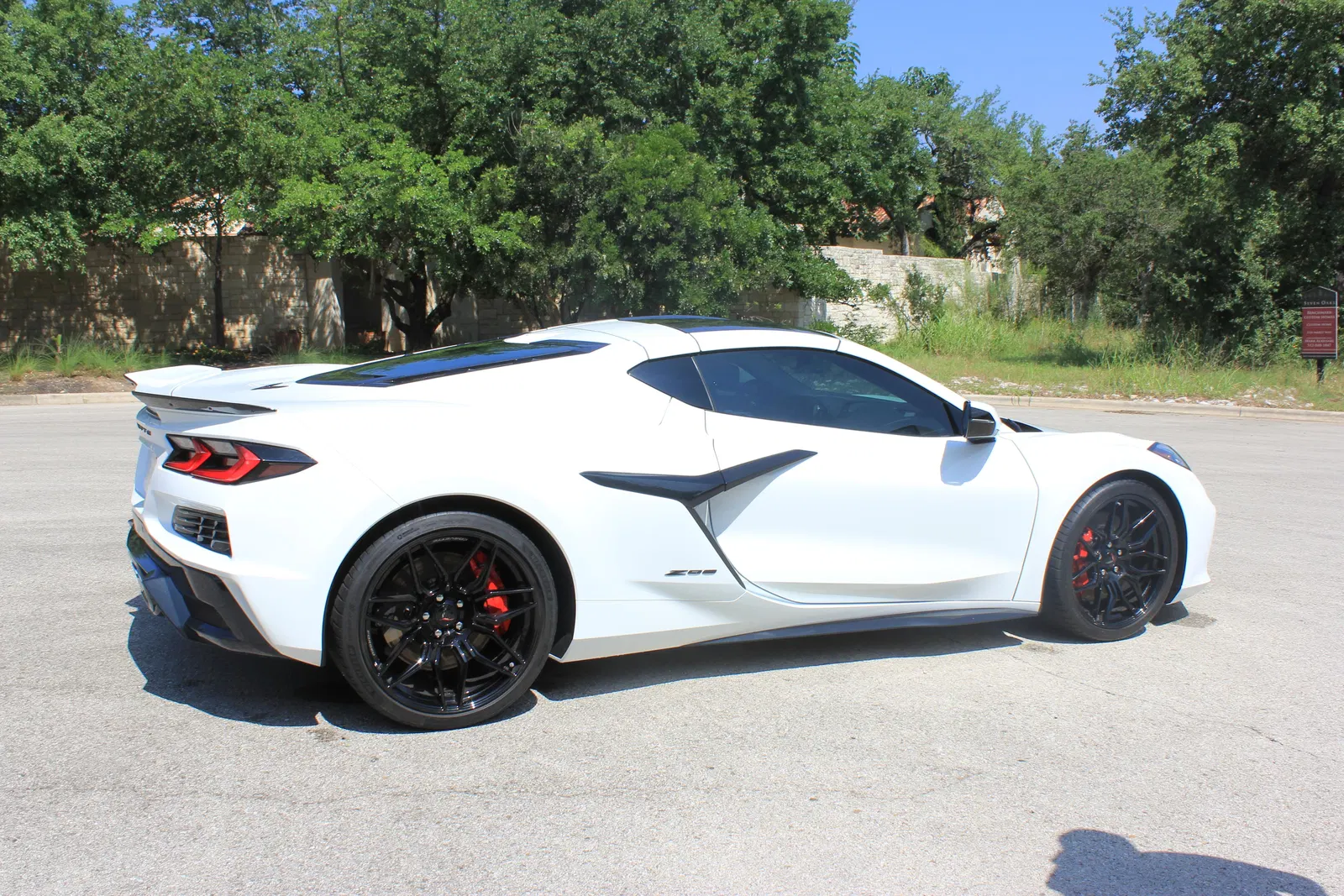 2023 Chevrolet Corvette Z06 - 670-hp LT6 V8, Carbon Fiber Removable Roof Panel, Arctic White