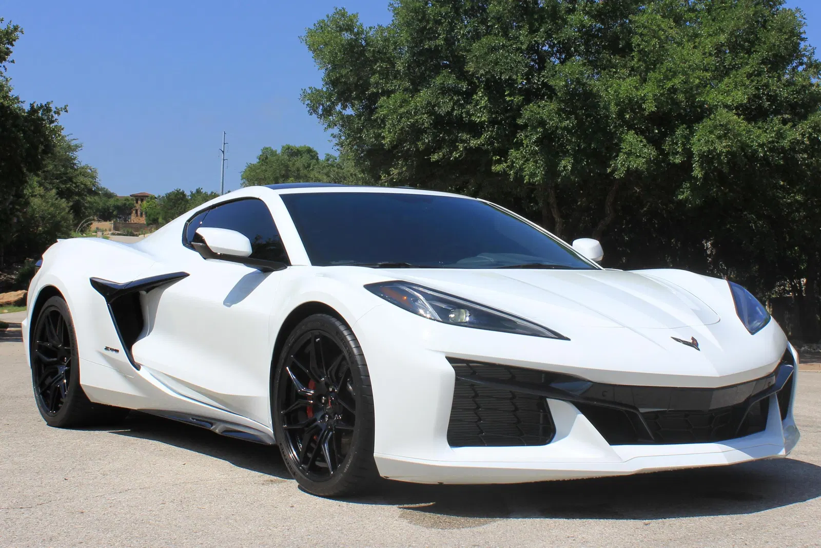 2023 Chevrolet Corvette Z06 - 670-hp LT6 V8, Carbon Fiber Removable Roof Panel, Arctic White
