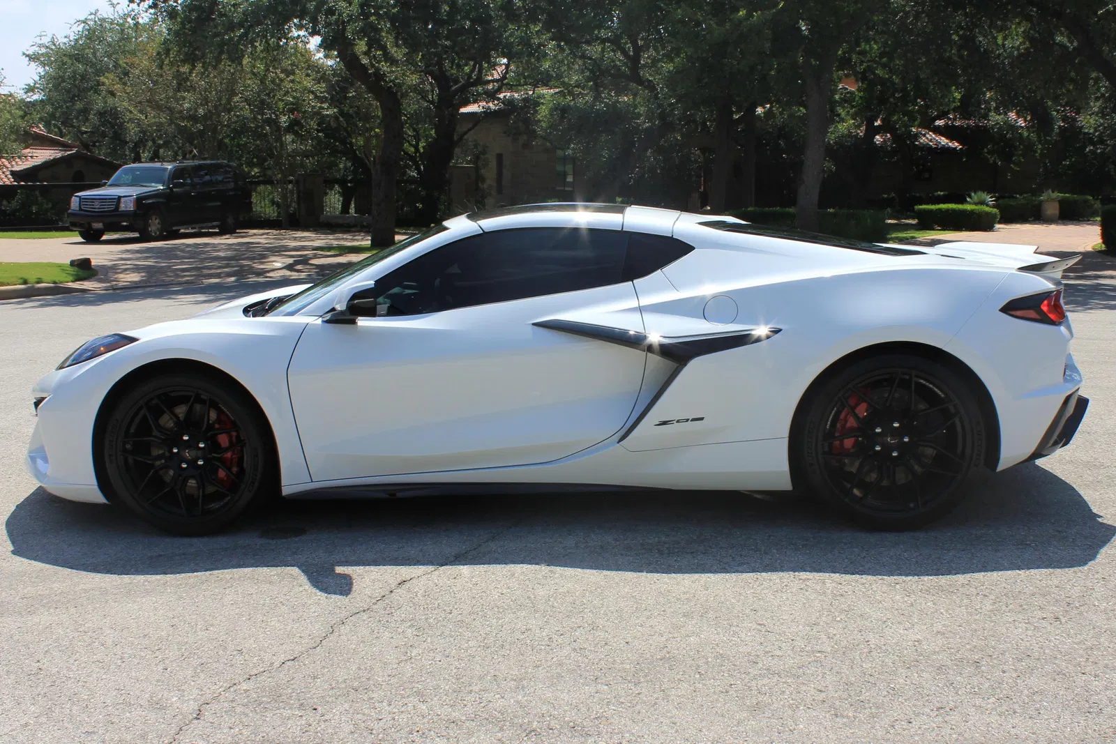 2023 Chevrolet Corvette Z06 - 670-hp LT6 V8, Carbon Fiber Removable Roof Panel, Arctic White