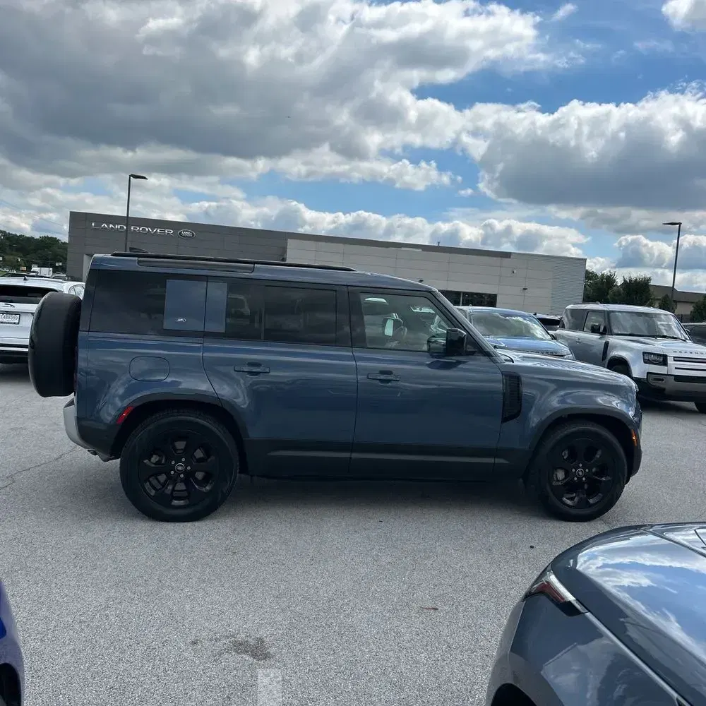 2023 Land Rover Defender 110 SE