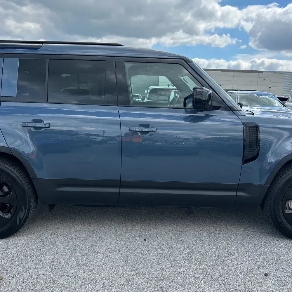 2023 Land Rover Defender 110 SE