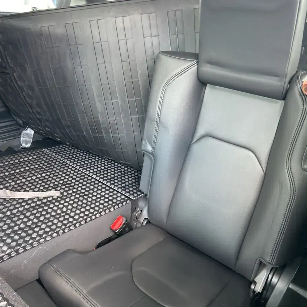 2023 Land Rover Defender 110 SE