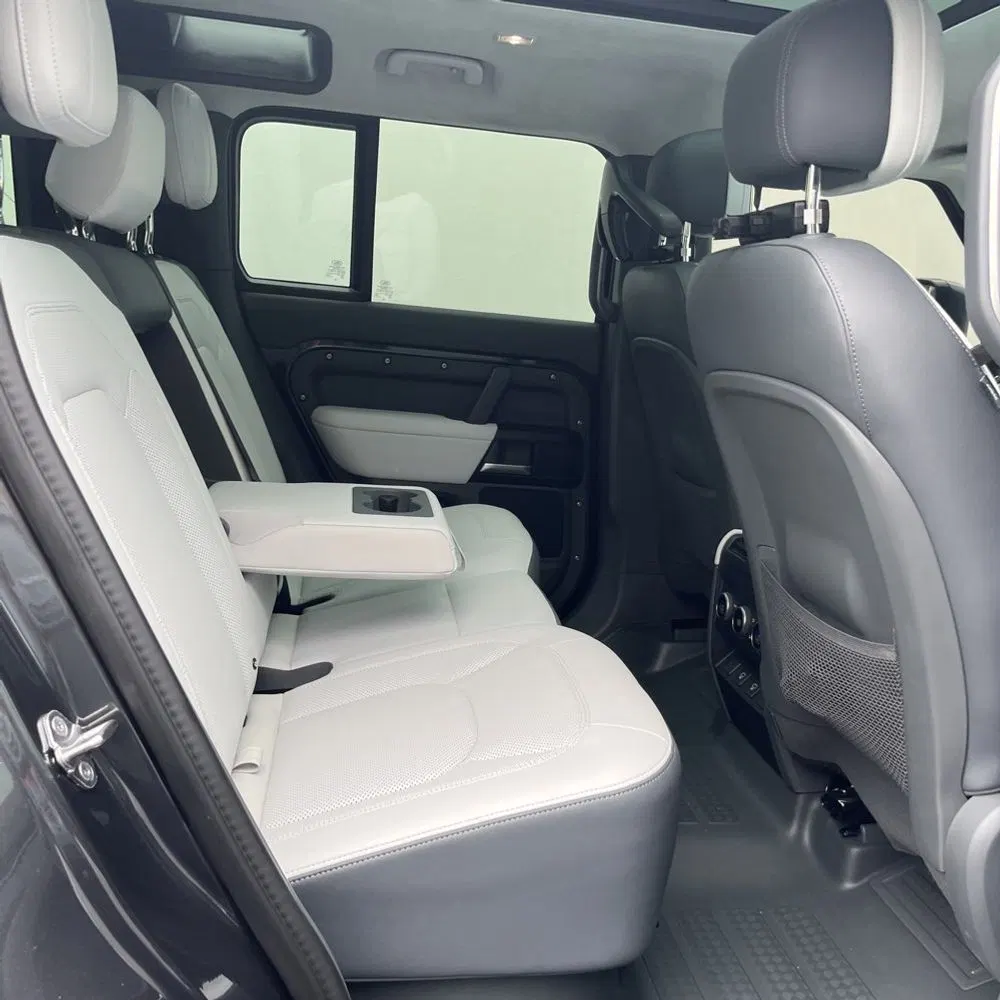 2025 Land Rover Defender 110 V8 P525