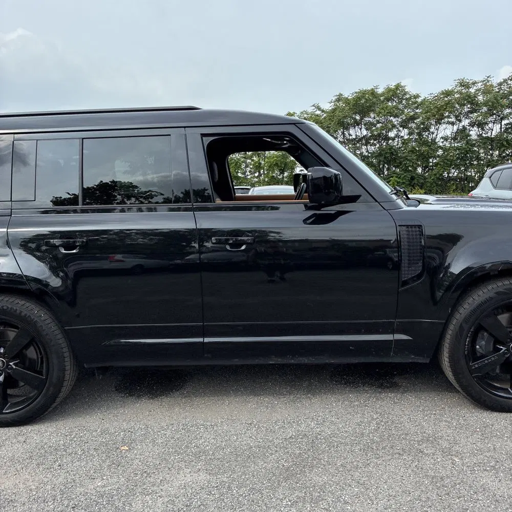 2023 Land Rover Defender 130 X-Dynamic SE