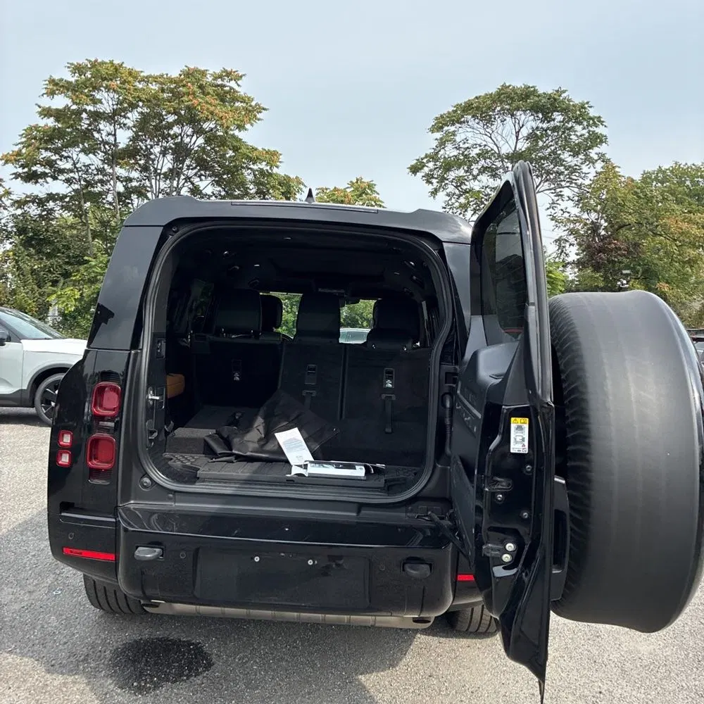 2023 Land Rover Defender 130 X-Dynamic SE