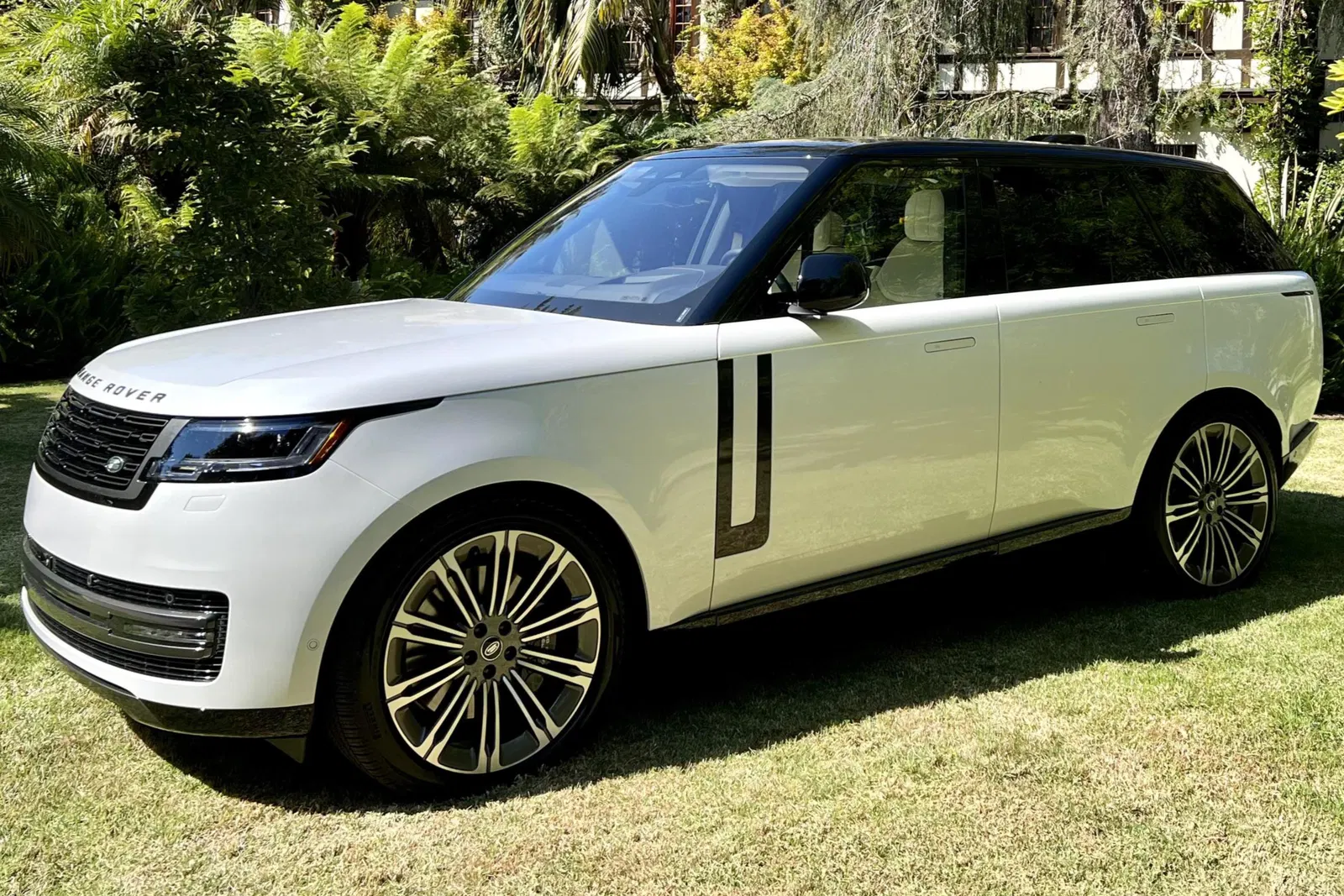 2023 Range Rover P530 SE - ~150 Miles, Twin-Turbo V8, AWD, Premium Interior Upgrade Package