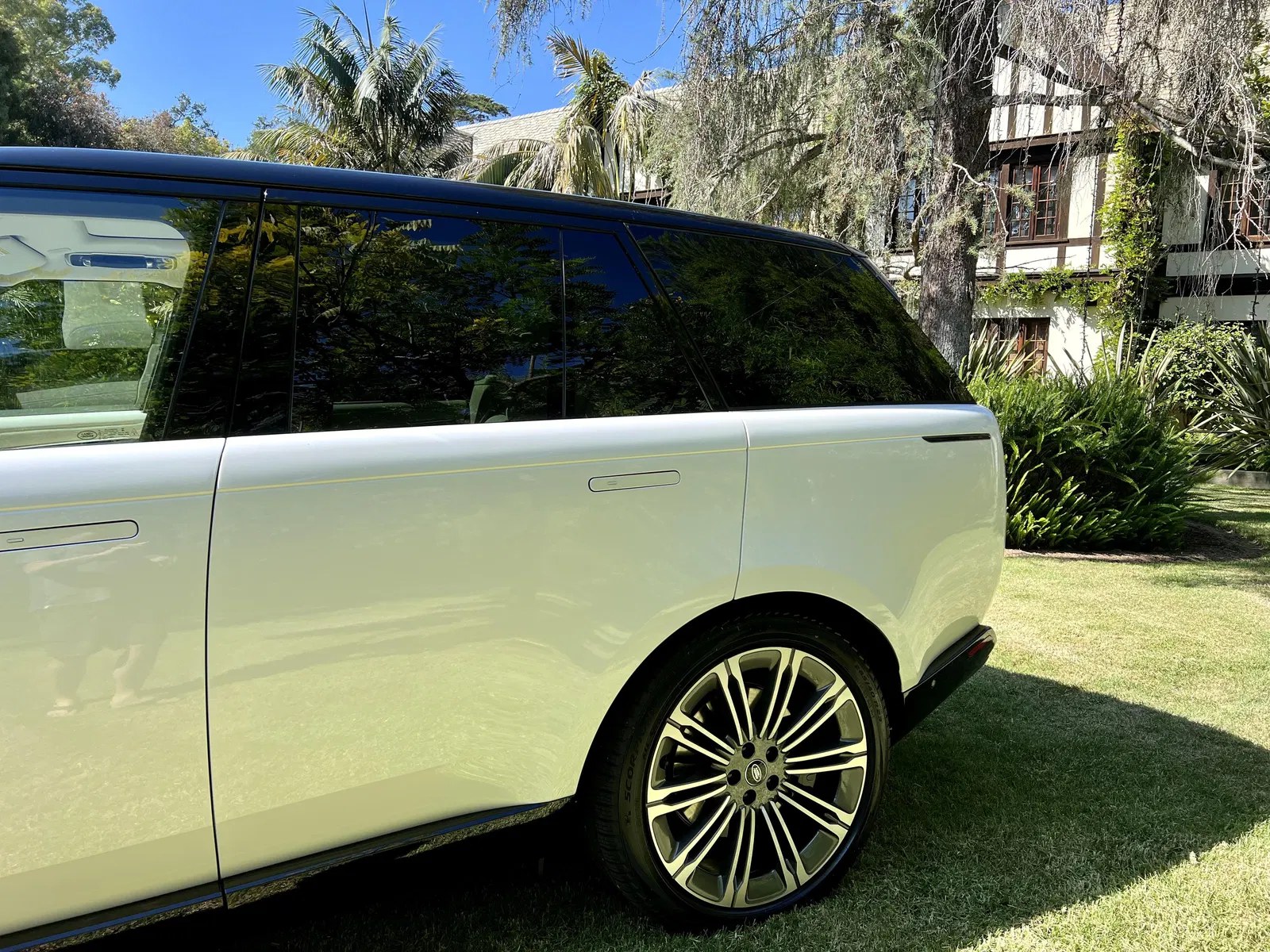 2023 Range Rover P530 SE - ~150 Miles, Twin-Turbo V8, AWD, Premium Interior Upgrade Package