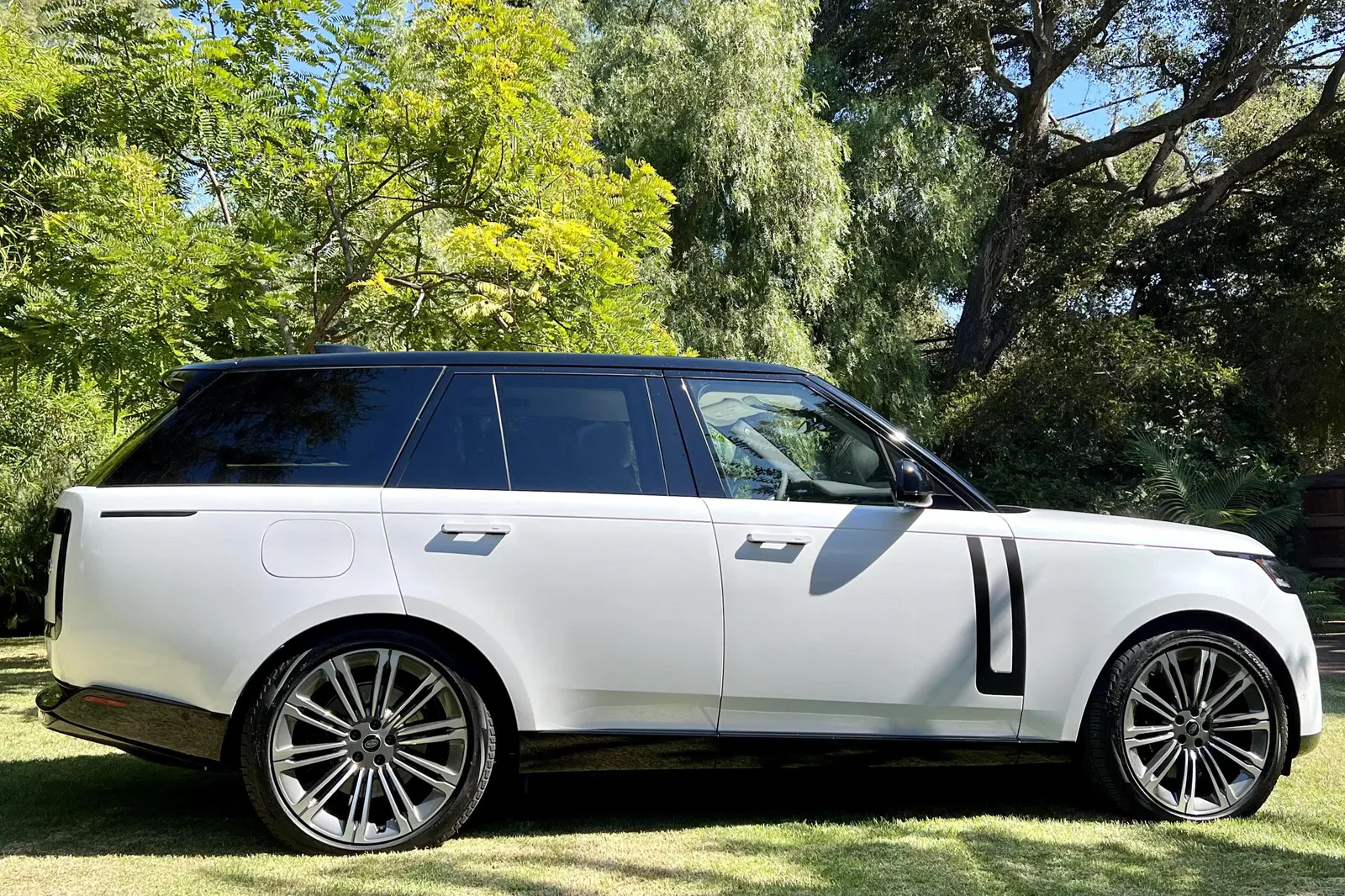2023 Range Rover P530 SE - ~150 Miles, Twin-Turbo V8, AWD, Premium Interior Upgrade Package