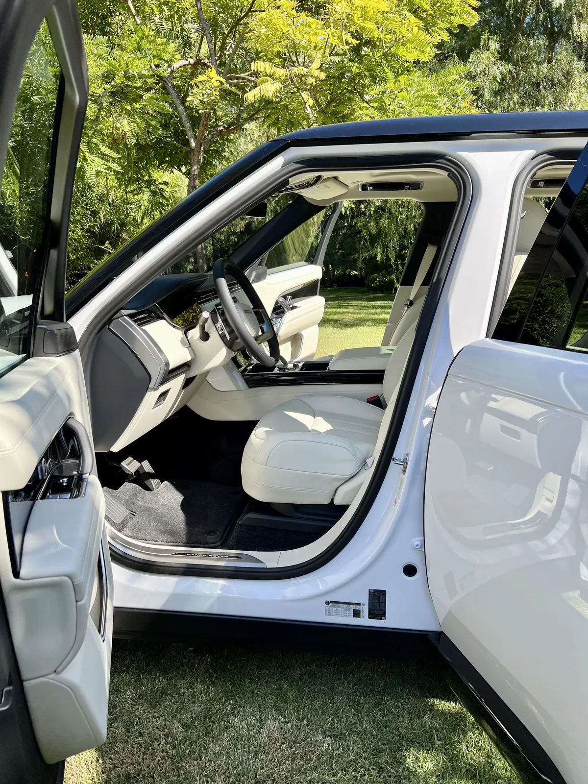 2023 Range Rover P530 SE - ~150 Miles, Twin-Turbo V8, AWD, Premium Interior Upgrade Package