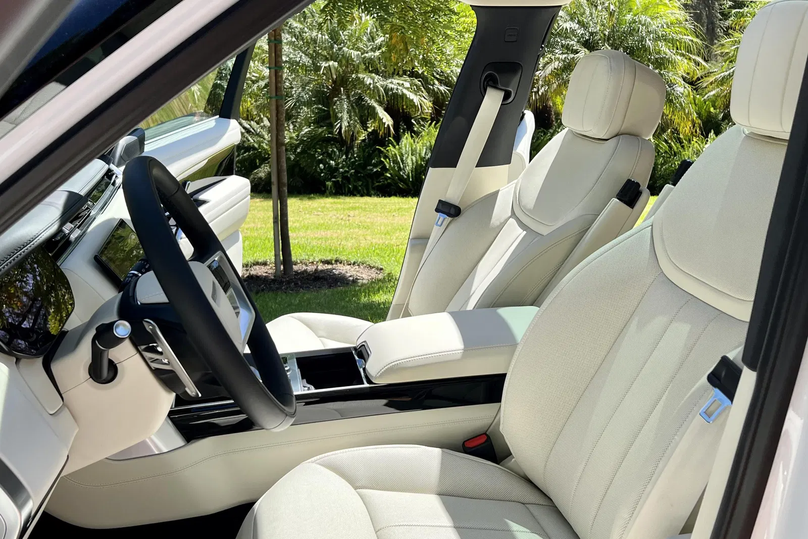 2023 Range Rover P530 SE - ~150 Miles, Twin-Turbo V8, AWD, Premium Interior Upgrade Package