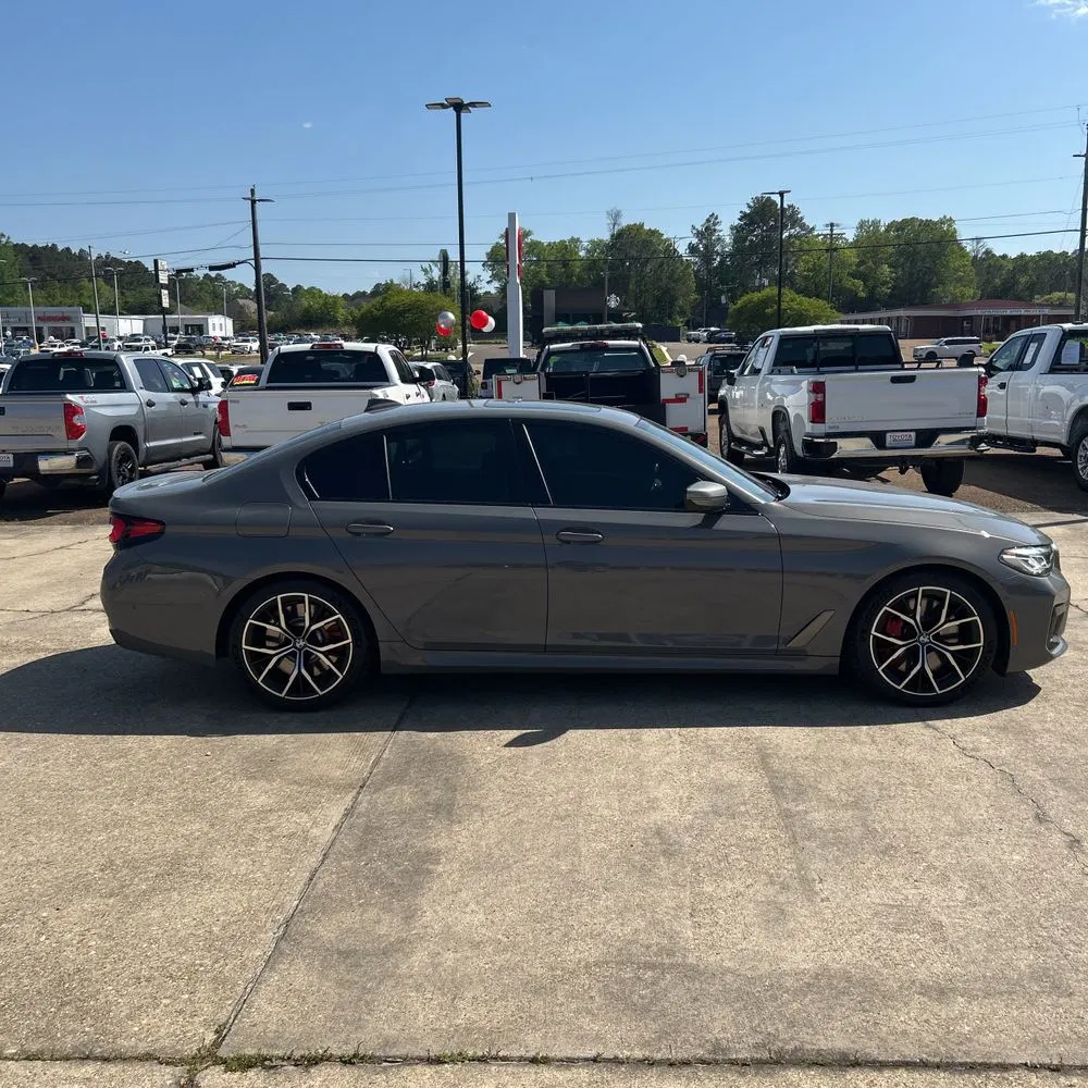 2022 BMW 5-Series M550xi