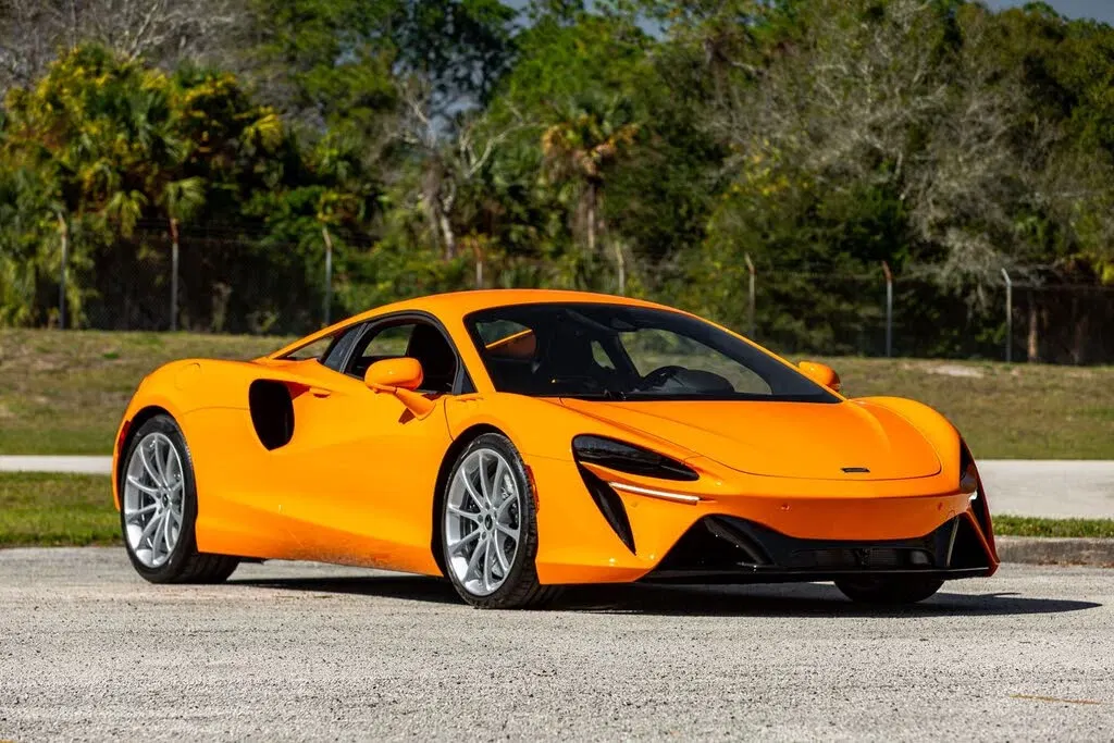 2024 McLaren Artura RWD