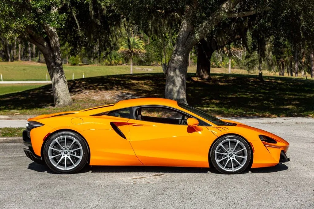 2024 McLaren Artura RWD