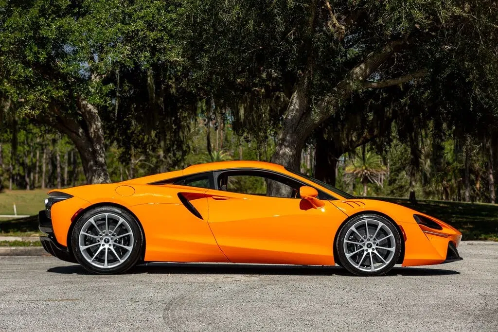 2024 McLaren Artura RWD