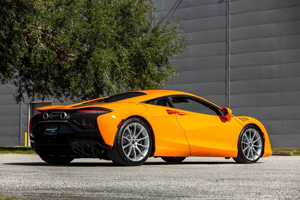 2024 McLaren Artura RWD