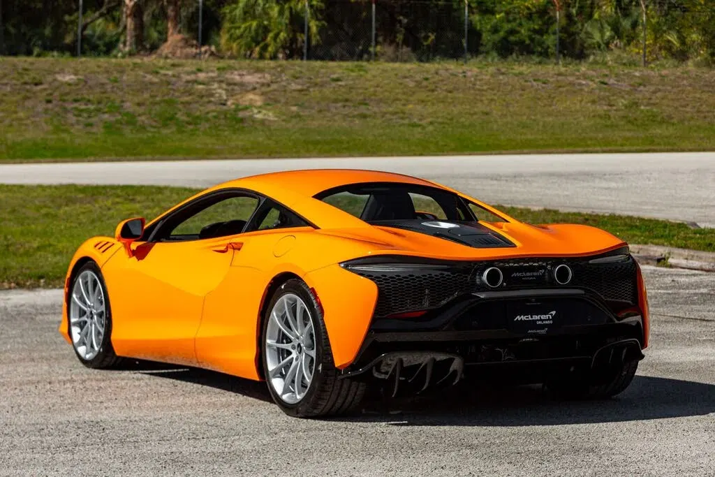 2024 McLaren Artura RWD